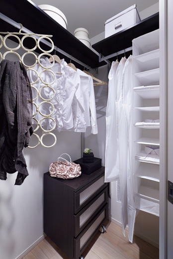 Receipt.  [UNION of variable storage] Of course, clothes and coats, Small to class, By utilizing the variable storage, It was convenient to tidy. It can be put away comfortably rooms, To produce a spacious and comfortable space. Provide a variety of functions housed in each type. (The photo shows a walk-in closet)