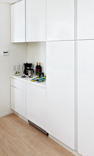 Kitchen.  [Standard equipped with a cupboard on the wall] Consideration of the use of the rice cooker or pot, Partial water vapor hits the, It nestled in a strong surface material to water vapor. Also, Dust box will keep the beauty in the built-in at the bottom.