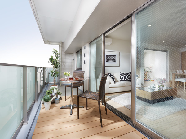 balcony ・ terrace ・ Private garden.  [balcony] Sophisticated scent wood deck ・ The floor in the second living. In your favorite garden chair, Reading and tea time .... Stylish atmosphere and the spacious size of the wood deck is, Produce a luxurious moments. Of course, since the friendly foot, Also a big success as a playground of Kids.