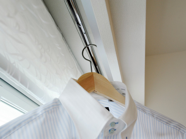Other.  [Hanger rail because I want to dry is also laundry day rain] We established the hanger rail is in the living room of the curtain box. Wet day, I'm glad specifications that come in handy to hang out the laundry at the time of the rainy season.  ※ Except for some room. Installation only one room of the south Western-style. (Same specifications)