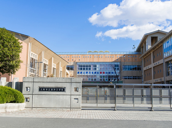 Surrounding environment. Municipal Shinwa elementary school (a 5-minute walk / About 400m)