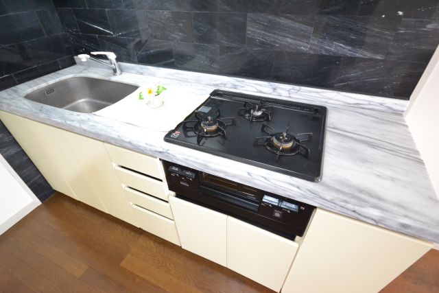 Kitchen. 3-burner stove