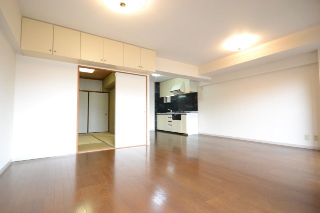 Living and room. Spacious 17.2 Pledge of living