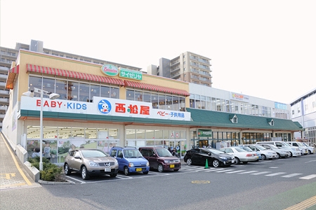 Supermarket. M's 1785m to Town (Super)