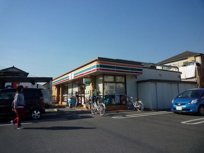 Convenience store. 630m to Seven-Eleven (convenience store)