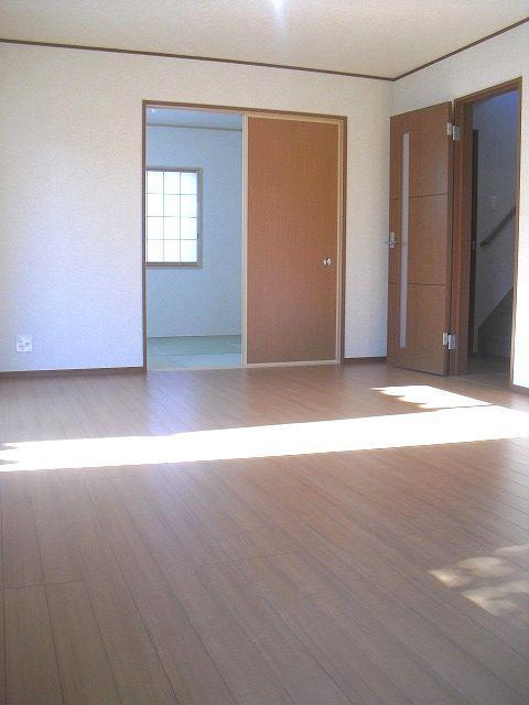 Same specifications photos (living). Construction example photo