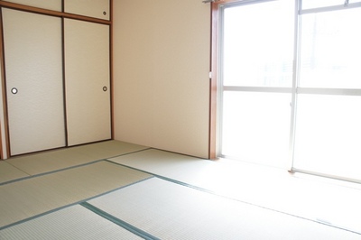 Living and room. Bright Japanese-style room facing the balcony!