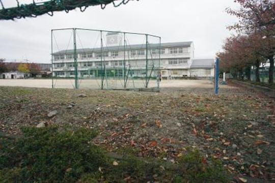 Other local. Ushiroya elementary school 3-minute walk (about 240m)