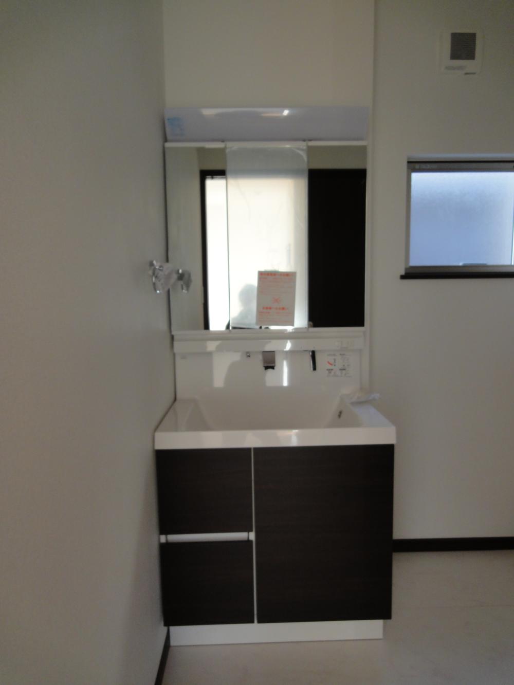 Wash basin, toilet. Indoor (12 May 2013) Shooting