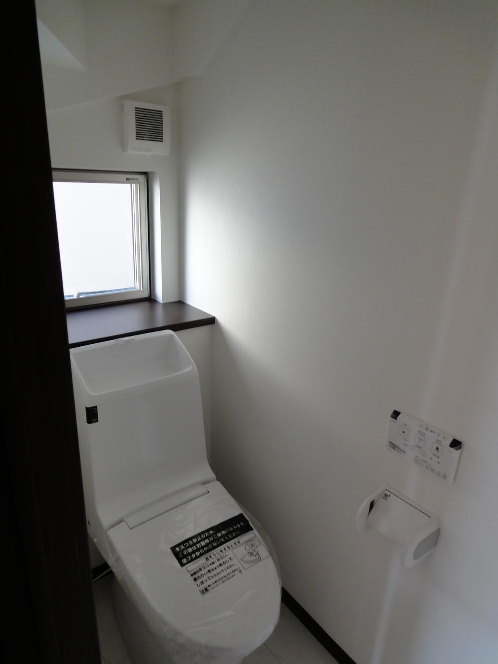 Toilet. Indoor (12 May 2013) Shooting