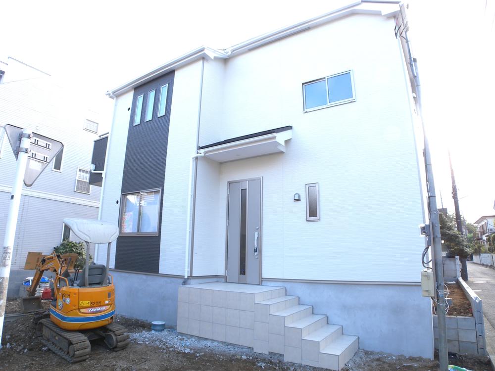 Local photos, including front road. Local (10 May 2013) Shooting