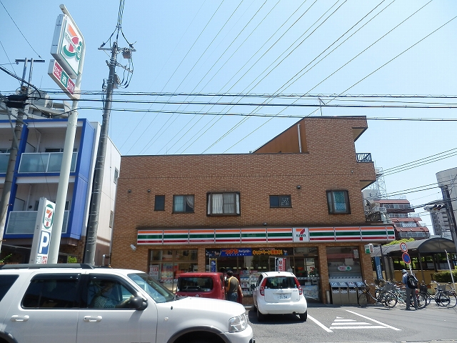 Convenience store. 500m to Seven-Eleven (convenience store)