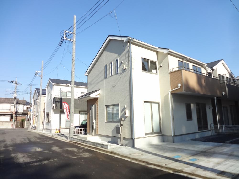 Local photos, including front road. Local (11 May 2013) Shooting