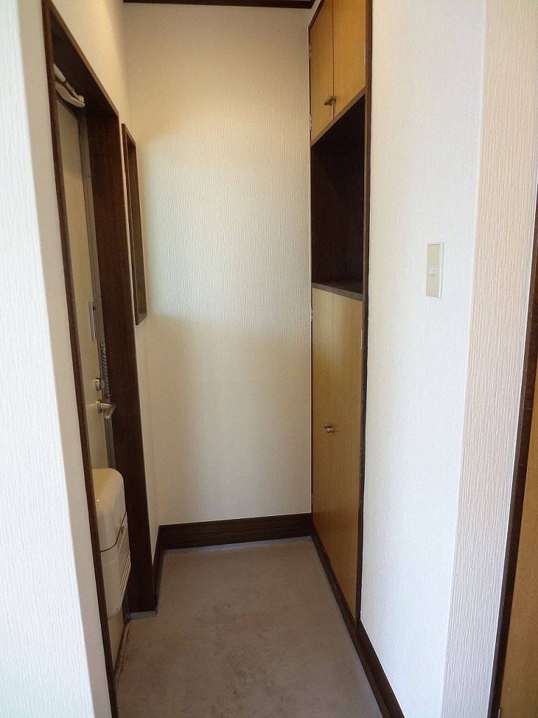 Entrance. It is another room photo of the reversal Floor.