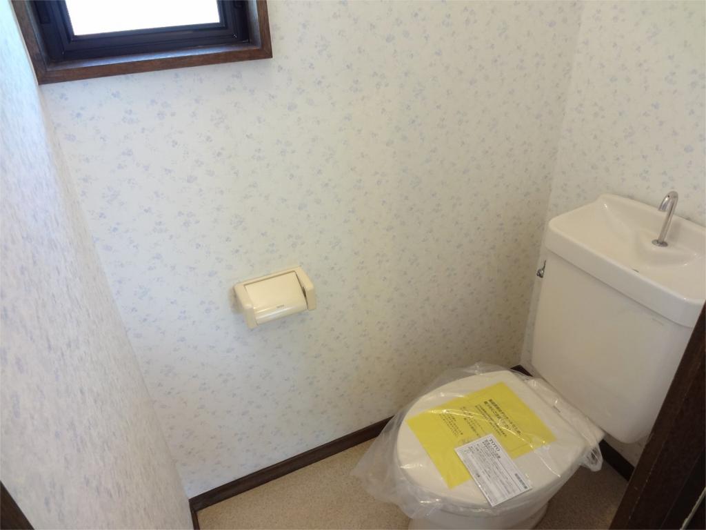 Toilet. It is another room photo of the reversal Floor.