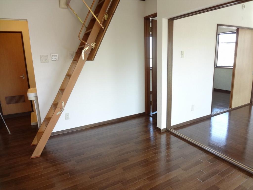 Receipt. It is another room photo of the reversal Floor.