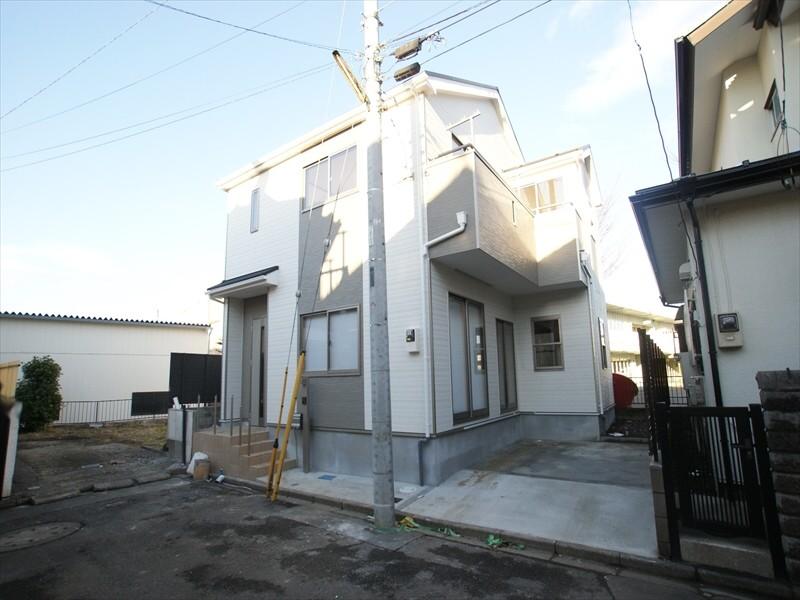 Local appearance photo. Front road 6m, Parking can be a breeze