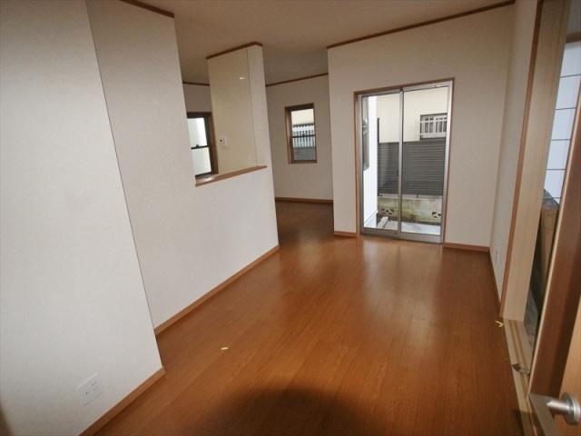 Same specifications photos (living). 3 face lighting bright living