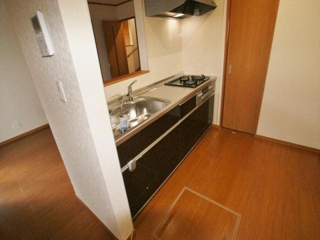 Same specifications photo (kitchen). Face-to-face kitchen the conversation is lively