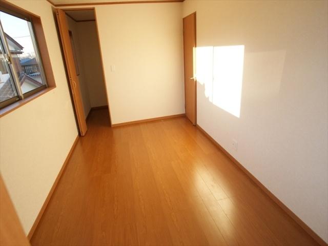 Non-living room. All rooms offers storage