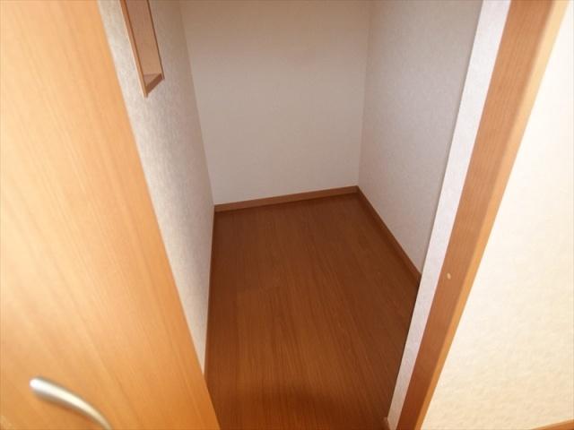 Receipt. Convenient walk-in closet