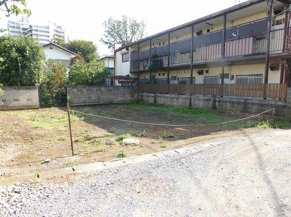 Local photos, including front road. Selling local