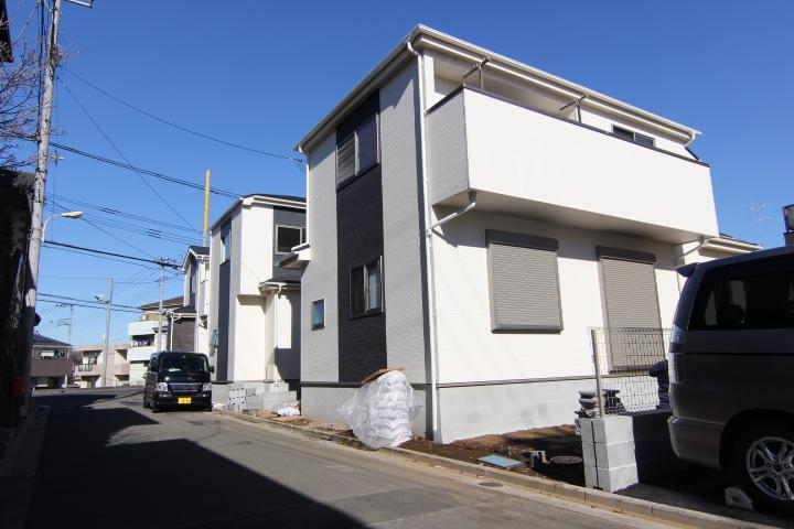 Local photos, including front road. All building Kasuperu with two! !