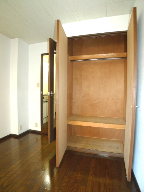 Receipt. Large closet