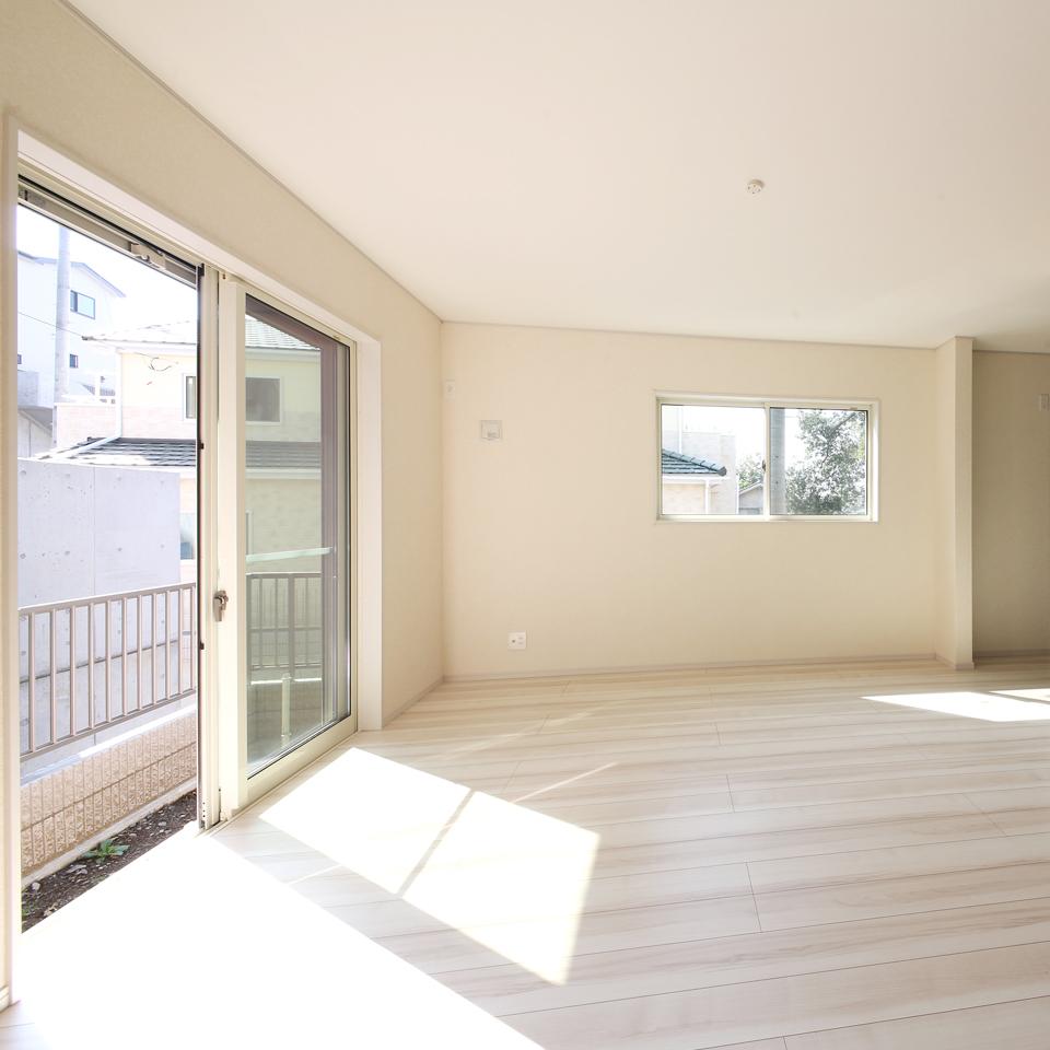 Living.  [Local construction cases / living]  Spacious living room and airy both good per yang. It takes an active part as the whole family of the oasis. 