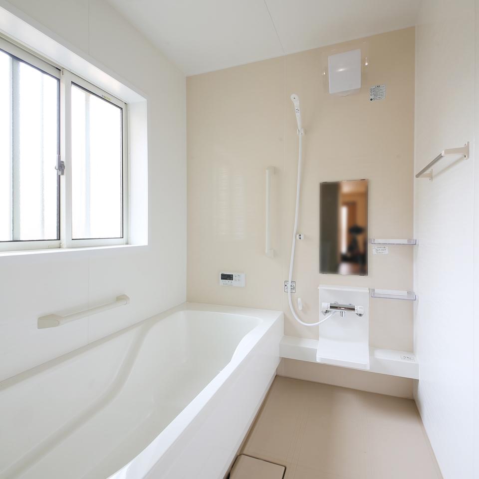 Bathroom.  [Local construction cases / bathroom]  The system bus is a standard feature spacious can be immersed in the relaxing hot water stretched out foot. 