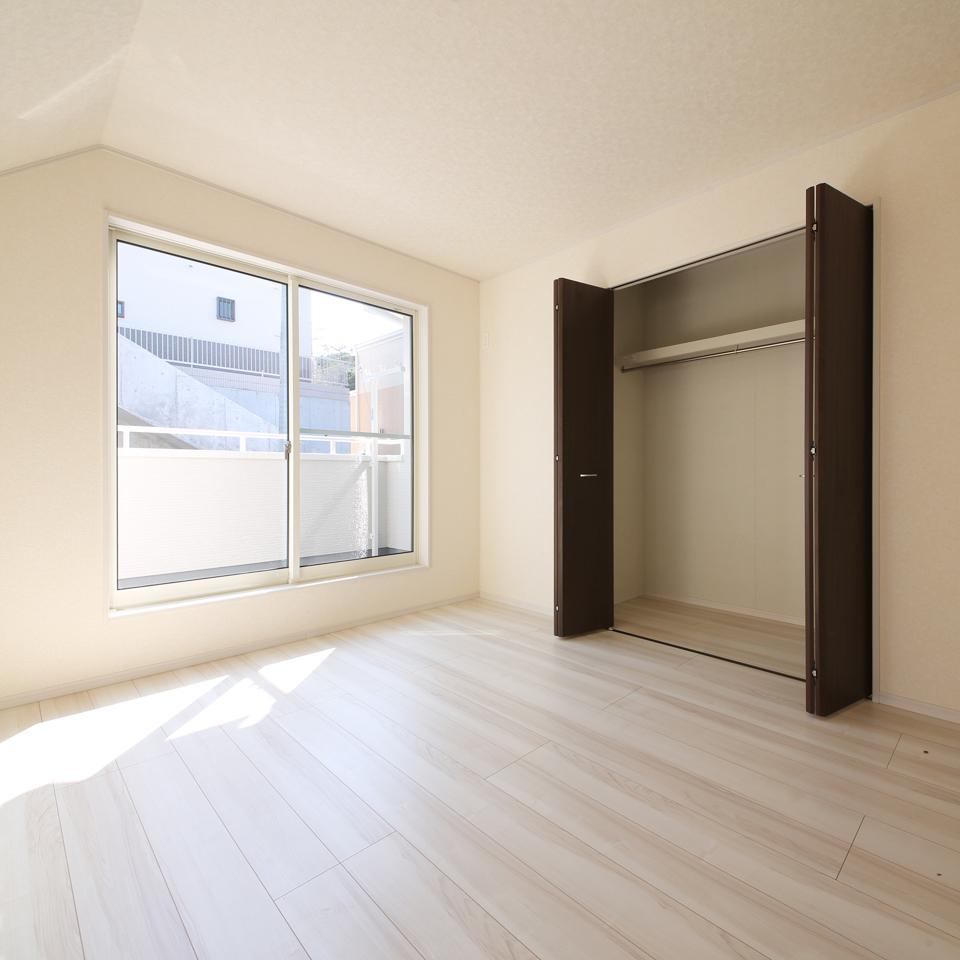 Non-living room.  [Local construction cases / Western style room]  The whole family in the breadth of all rooms room is comfortable to spend the day. Also, Ease your clean up in all the rooms equipped with storage space. 