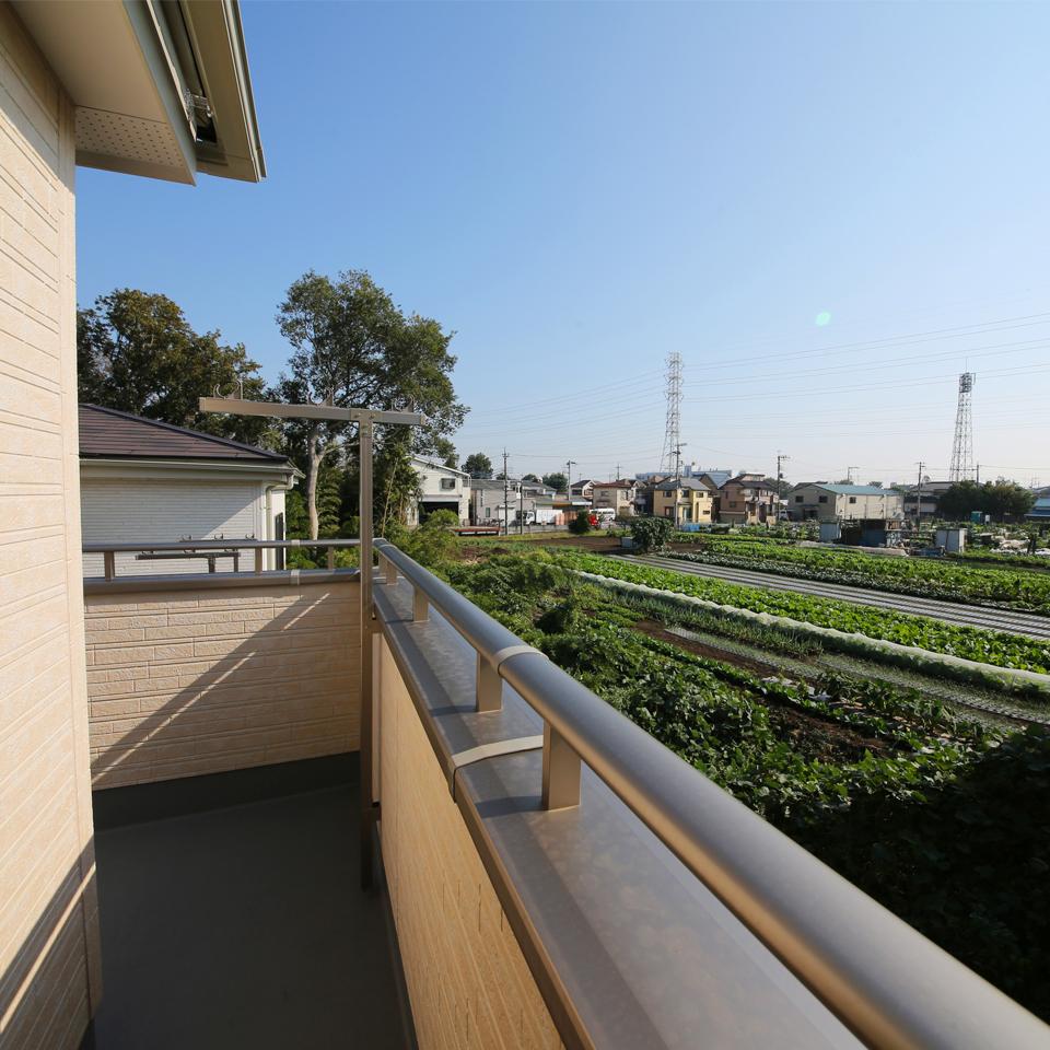 Balcony.  [Local construction cases / balcony]  Happy to be washing clothes of the family on the south-facing balcony. 