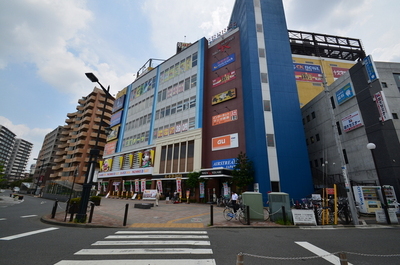 Shopping centre. 1300m to the sea cable Square (shopping center)