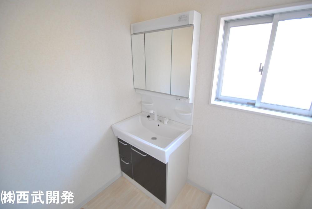 Wash basin, toilet. Indoor (12 May 2013) Shooting