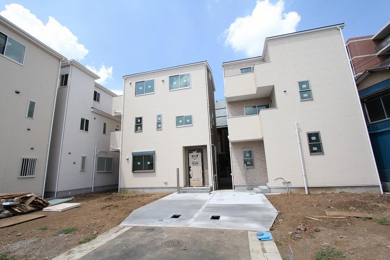 Local photos, including front road. Local (August 2012) shooting