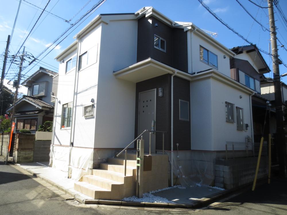 Northeast of the corner lot! !