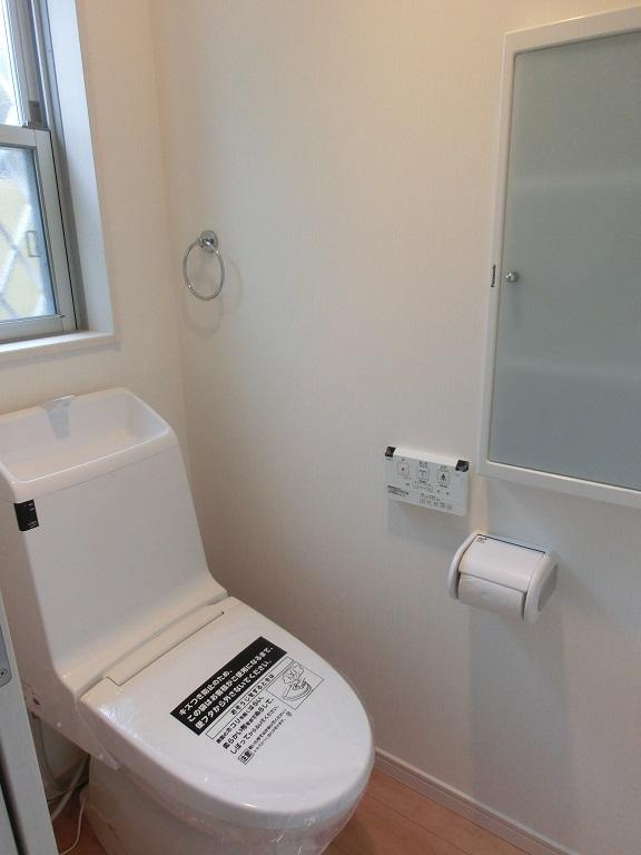 Toilet. Toilet of the same specification ・ With cleaning toilet seat