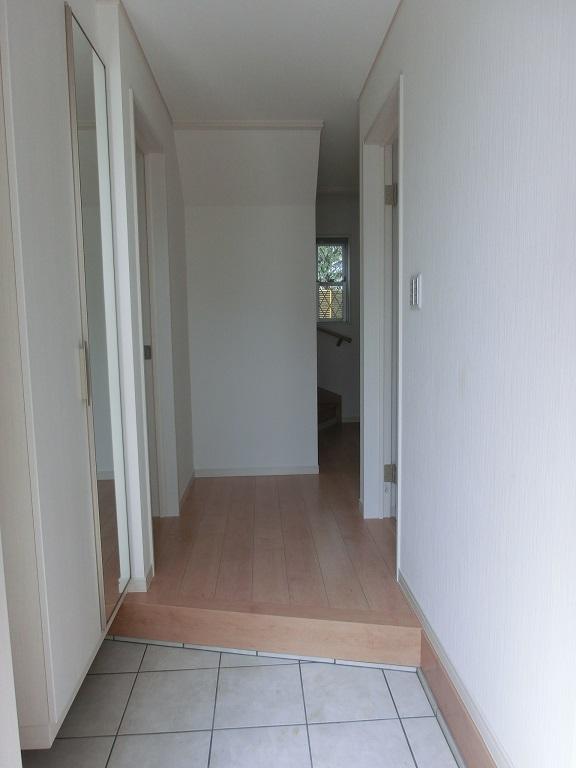 Entrance. Same specifications entrance hall