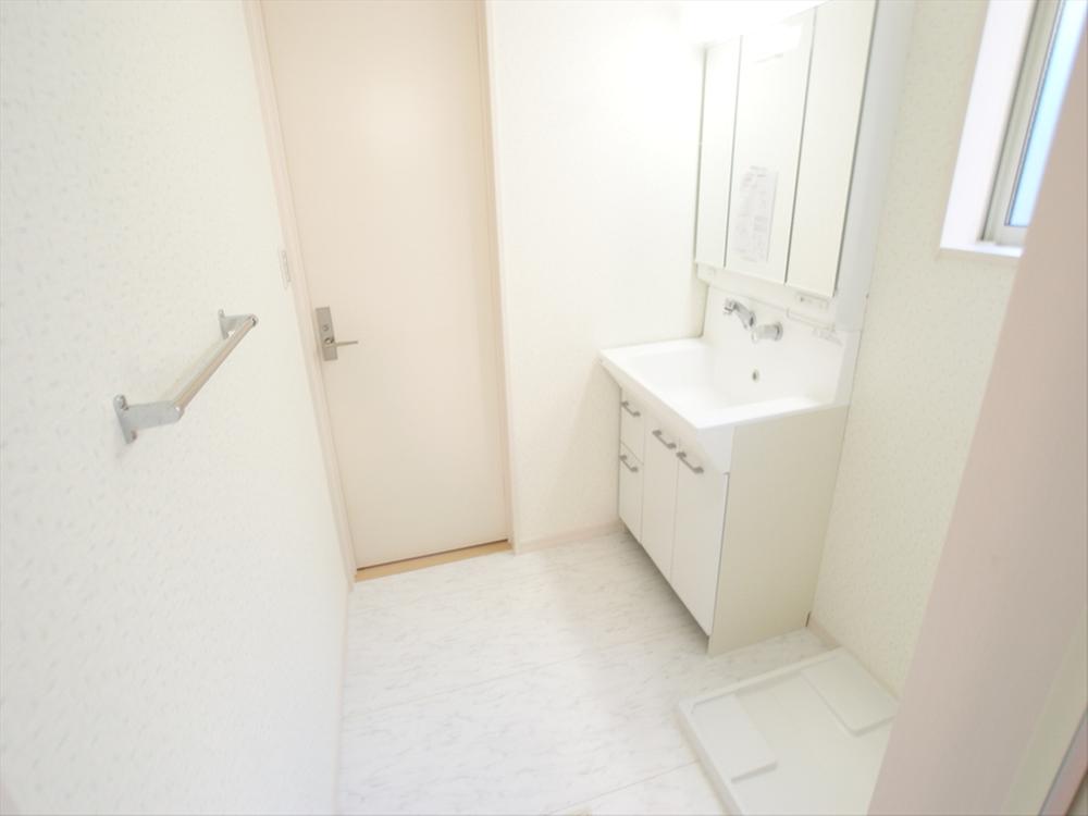 Wash basin, toilet. <9 Building>