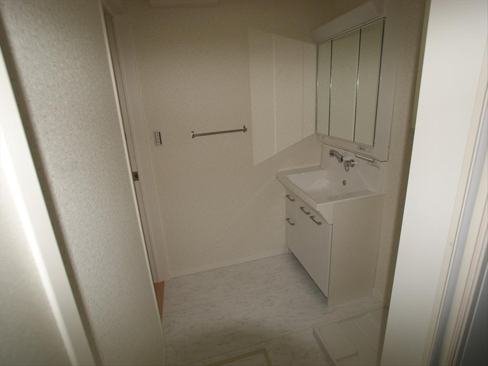 Wash basin, toilet. <13 Building>