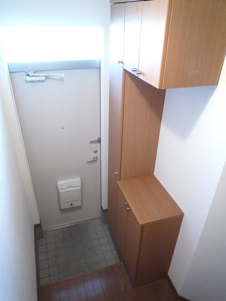 Entrance. Inverted type