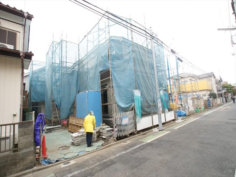 Local photos, including front road. A quiet residential area Shopping is a facility within walking distance