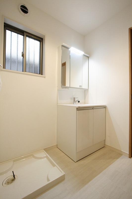 Wash basin, toilet. Building 3 Bathroom vanity