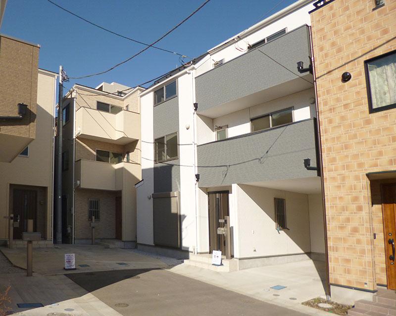 Local photos, including front road. Exterior Photos