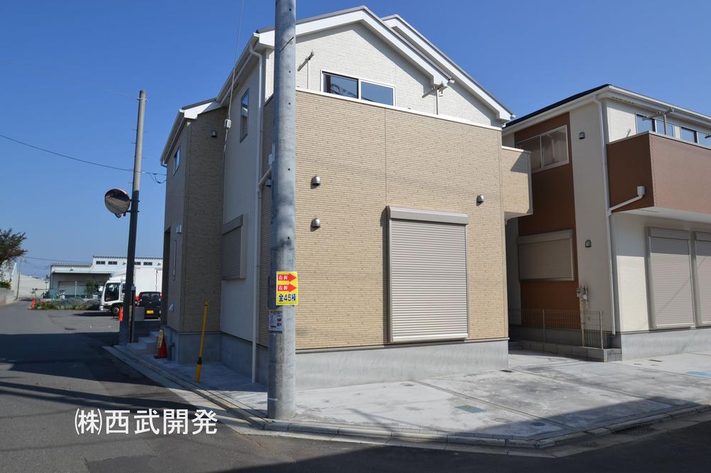 Local photos, including front road. Local (2013 12) shooting