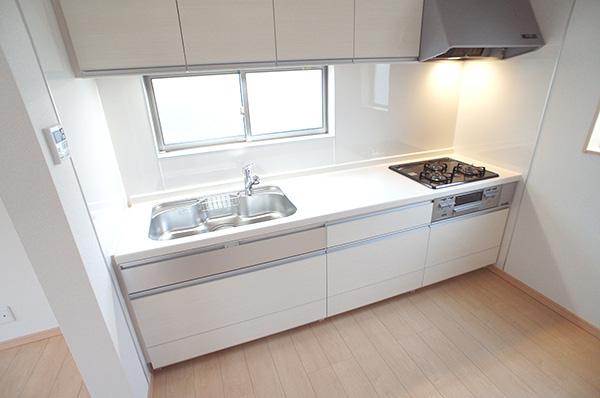 Kitchen. Bright kitchen that white was the keynote Indoor (10 May 2013) Shooting Stage II 1 Building