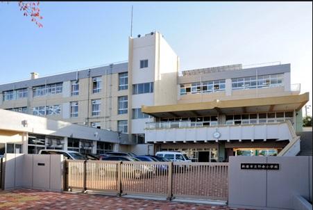 Primary school. Niiza Municipal Nodera to elementary school 588m