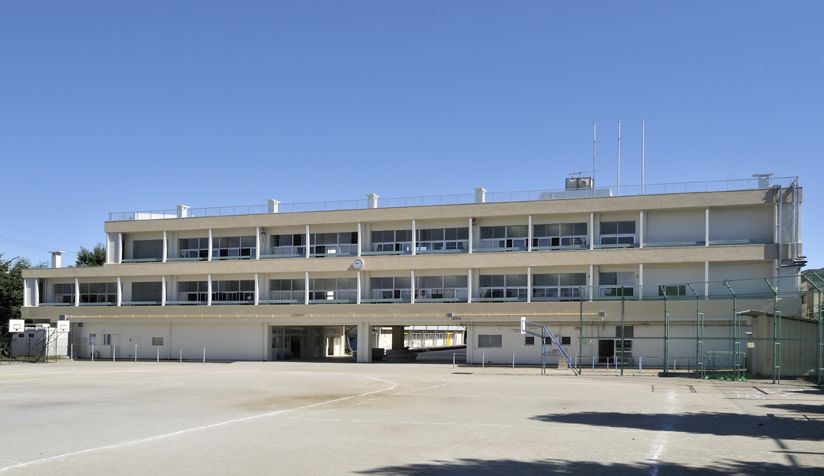 Primary school. Until the (elementary school) 150m