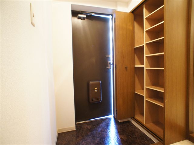 Entrance. Shoe box to enter a lot of tall type