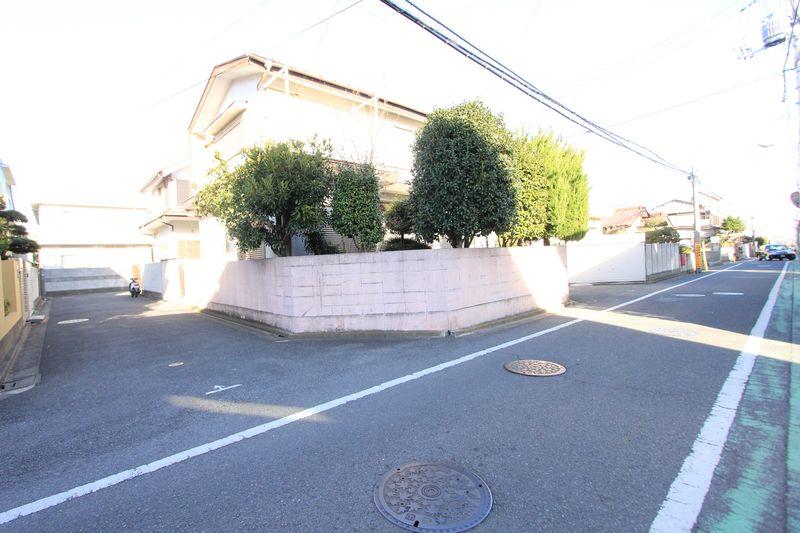 Local photos, including front road. Oizumigakuen Uchi